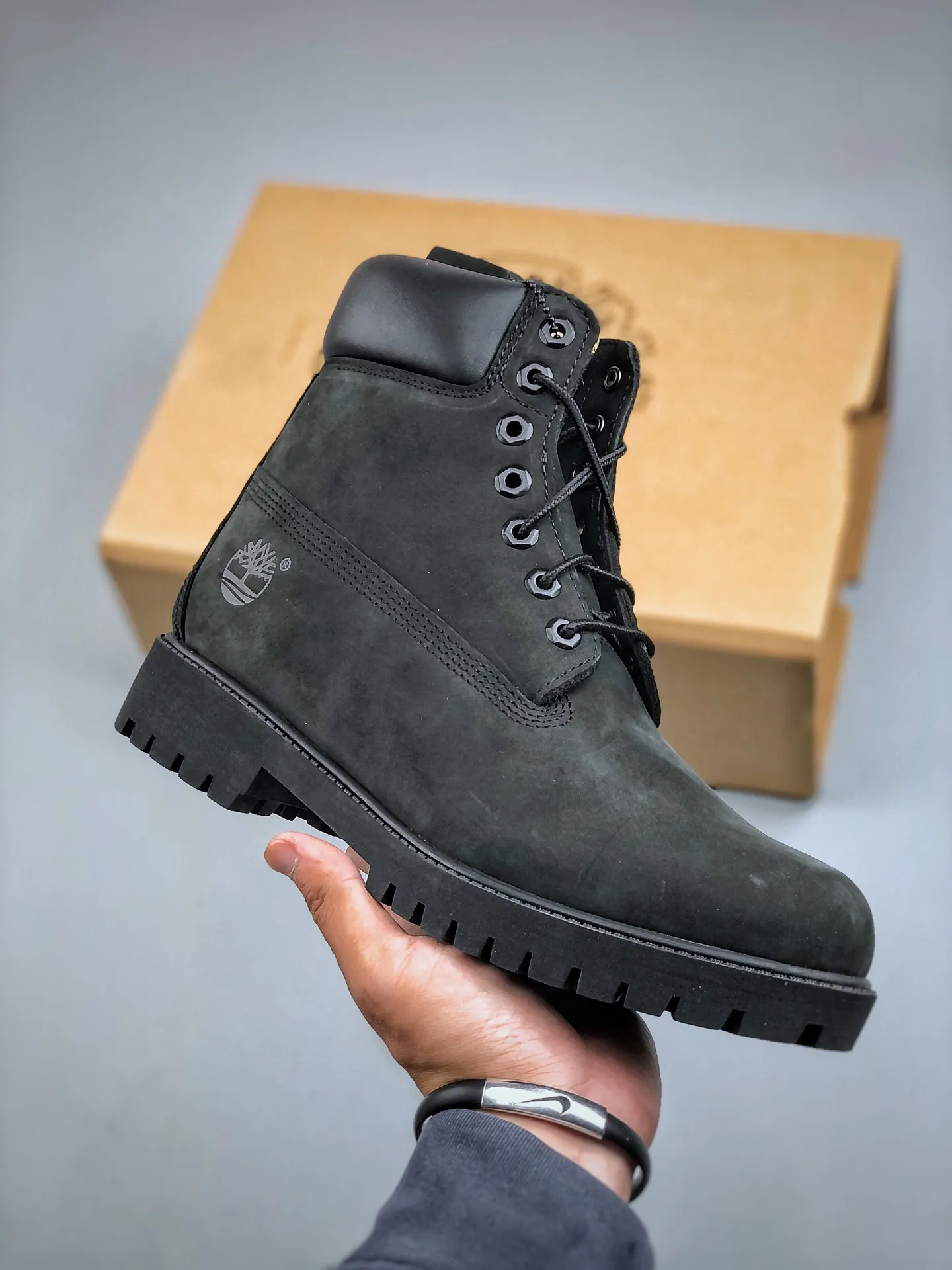 Local self-pickup💰800 supports store placement, get the pure and original top quality, one-to-one original development version Timberland can’t be beaten/classic yellow high-top [Female six-hole model 10361 Men’s seven-hole model 10061] Channel version of something, produced by Zhuhai OEM factory, Hong Kong purchasing agent of Hong Kong, unified channel delivery order, consistent quality of something, no need to emphasize gorgeous copywriting, just a brief introduction of materials, analysis of original genuine process, imported waterproof frosted cowhide, purple light logo anti-counterfeiting mark, precise computer sewing line, four-line parallel process, 10,000 times horizontal folding dynamic waterproofing, one-piece molding injection molding process ( ⚠️The difference is the cold-glued one-piece version) Rubber non-slip outsole is durable and wear-resistant. Fully genuine cowhide collar/lining/sole. Equipped with anti-fatigue shock-absorbing honeycomb insole. Extremely comfortable. Extremely practical for daily life. Classic, simple and easy to match. Essential for wind, rain, thunder, lightning, water, cold and heat insulation. Full set of cabinet packaging accessories (comes with shoelaces, cleaning eraser, and counter bag) Size: 35 36 37 37.5 38 38.5 39 39.5 40 41 41.5 42 43 43.5 44 44.5 45 one size larger. Authentic official website consistent size